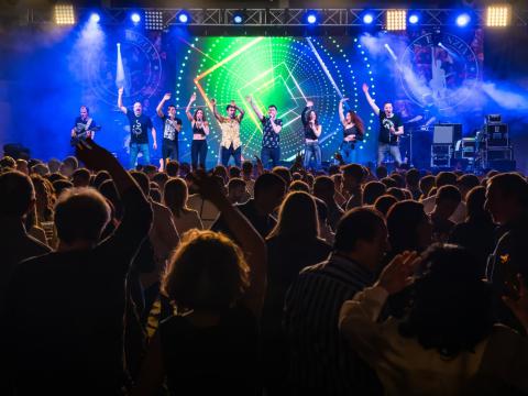 En Esenzia somos una Orquesta moderna, en la que junto a la calidad musical, prima la cercanía con el público. Nos da igual si es un escenario grande o pequeño, si es una actuación multitudinaria o íntima, si es de noche o de día… Nuestra filosofía es dar siempre el 100 por 100, no llevarnos nada para casa y dejarlo todo ahí… Esa es nuestra esencia.